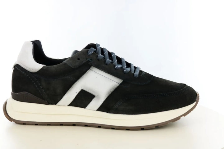 Berkelmans Abbazia suède herensneaker in donker Grey Suede met lichte accenten, vetersluiting, uitneembaar voetbed en wijdtemaat G½.