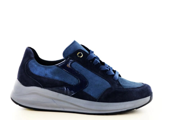 Solidus 57005 Mila blauwe leren damessneaker met vetersluiting en lichtgekleurde zool.