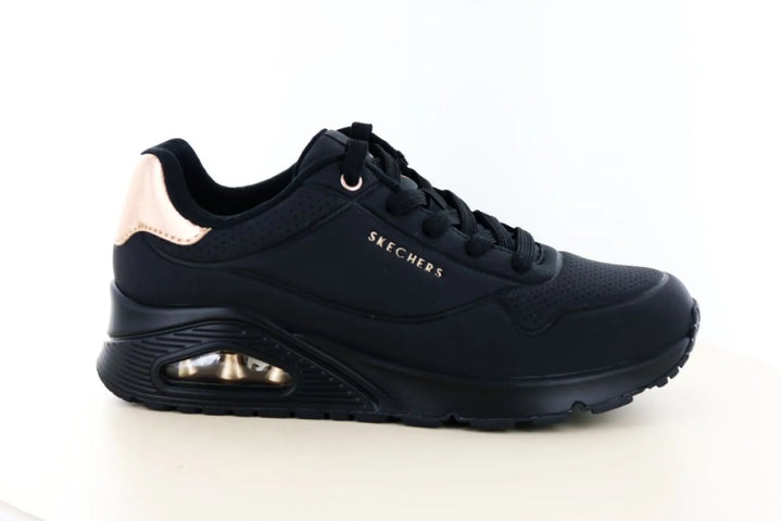 Skechers 177094 dames sneaker in zwart synthetisch materiaal met gouden accenten, wijdtemaat BBK.