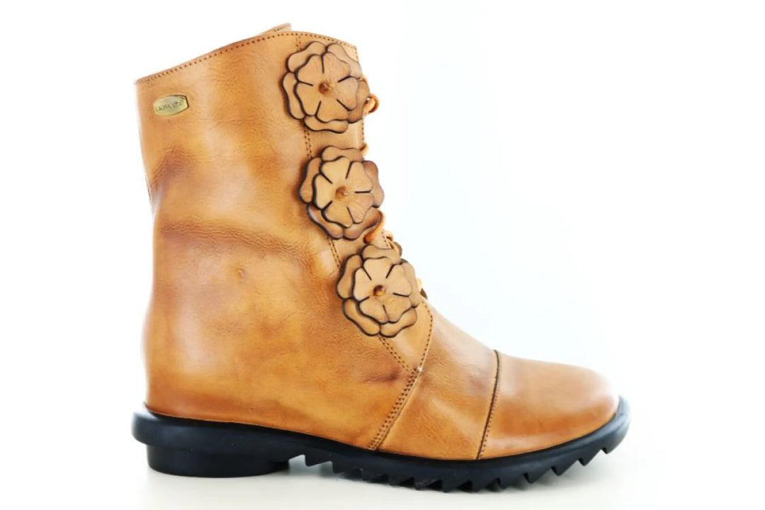 Laura Vita Cyrielle 43 cognackleurige leren veterboot voor dames met brede ronde leest, decoratieve bloemen, rits en veters.