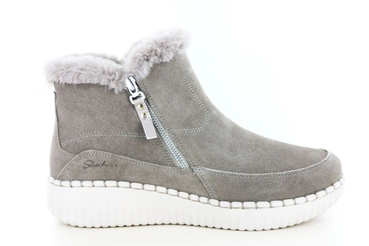 Zoek je meer ruimte en zachte demping? Kies de Skechers 168108 taupe enkellaars met Relaxed Fit, Memory Foam en handige rits. Bestel nu.
