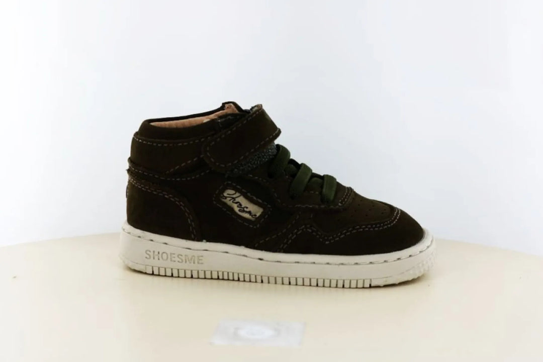 Shoesme BN22W008 halfhoge jongenssneaker van donkergroen nubuck met elastische veters, klittenbandsluiting en flexibele lichte zool.