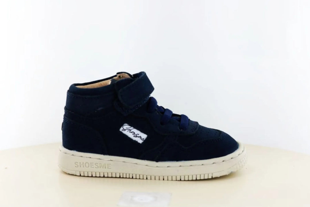 Shoesme BN24W008 halfhoge jongenssneaker van donkerblauw nubuck met elastische veters, klittenbandsluiting en lichte flexibele zool.